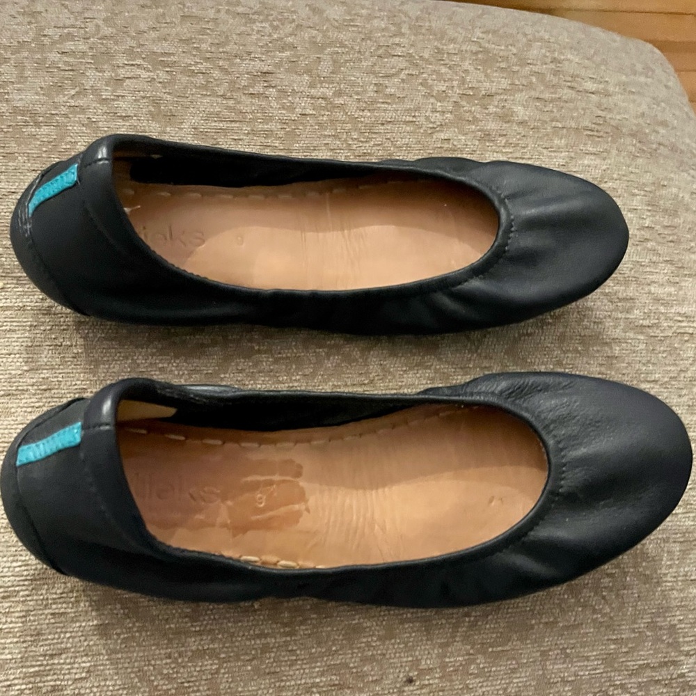Beautiful dark navy tieks in gorgeous condition with minimal wear!